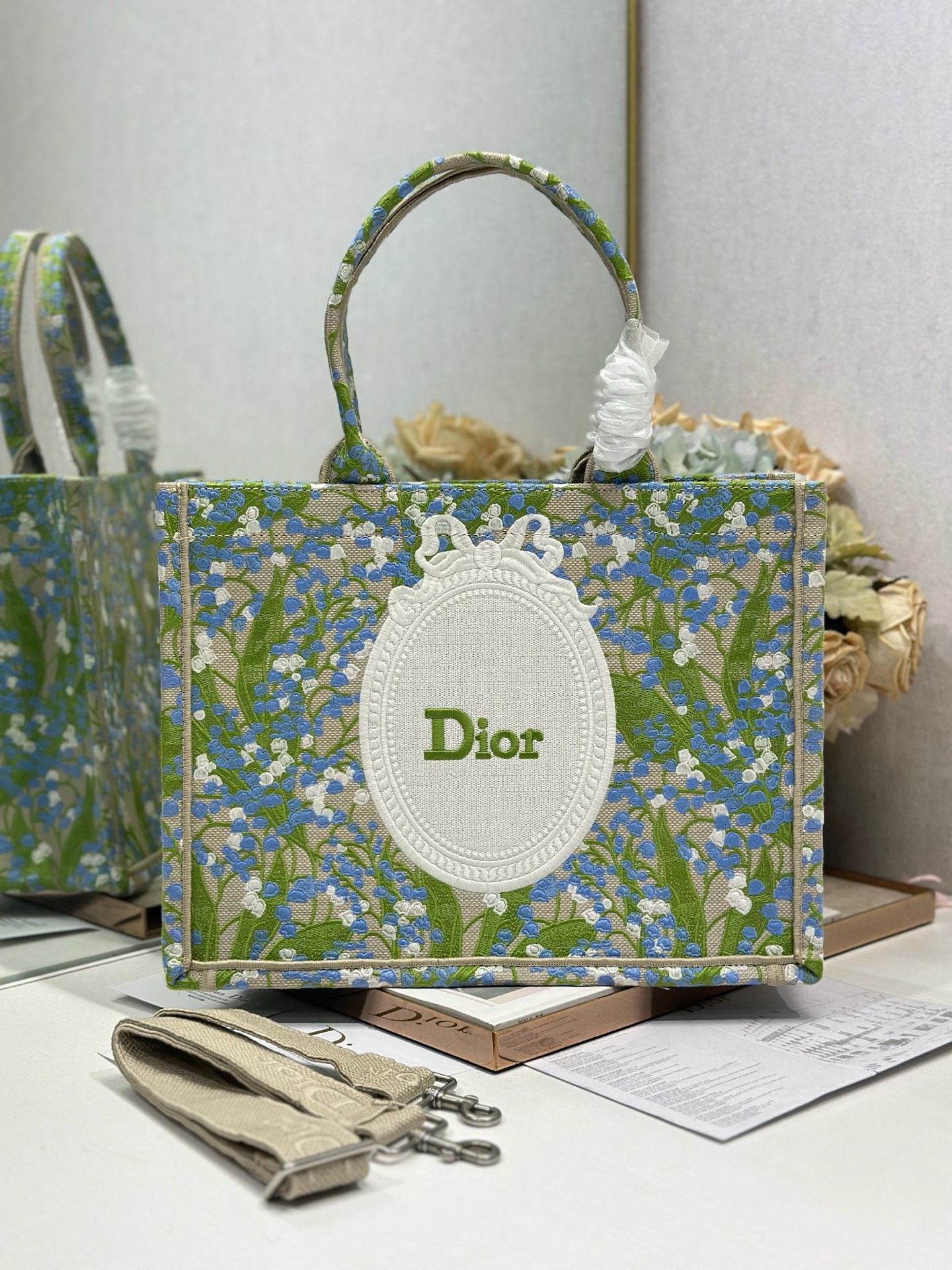 Bagsaaa Medium D10r Book Tote with Strap Multicolor Lily of the Valley Embroidery with D10r Médaillon 36cm
