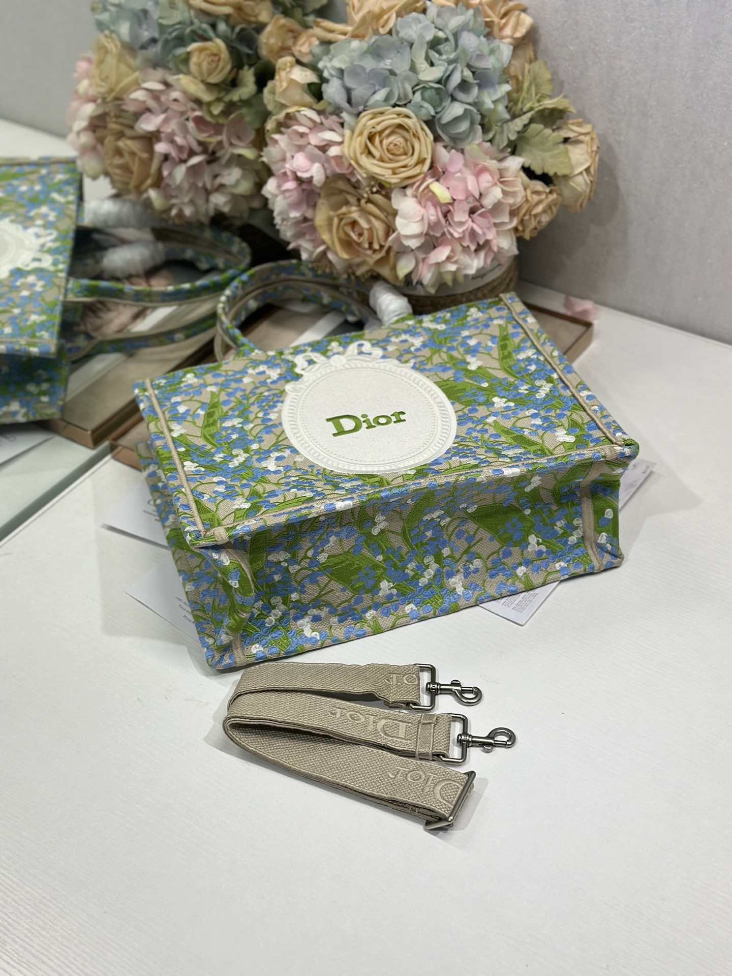 Bagsaaa Medium D10r Book Tote with Strap Multicolor Lily of the Valley Embroidery with D10r Médaillon 36cm