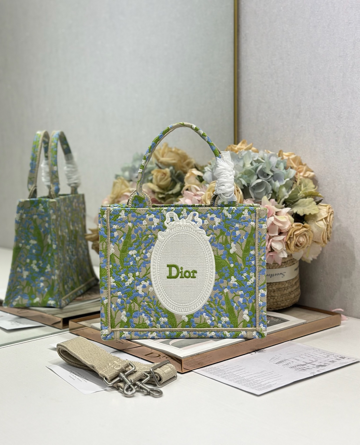 Bagsaaa Small D10r Book Tote with Strap Multicolor Lily of the Valley Embroidery with D10r Médaillon 26.5cm
