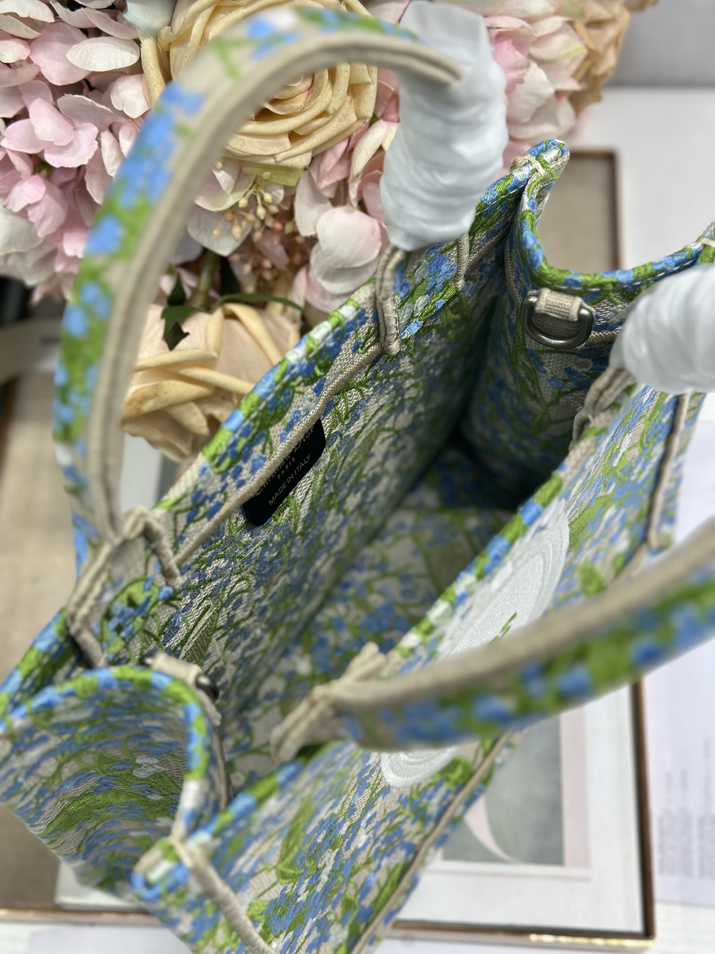 Bagsaaa Small D10r Book Tote with Strap Multicolor Lily of the Valley Embroidery with D10r Médaillon 26.5cm