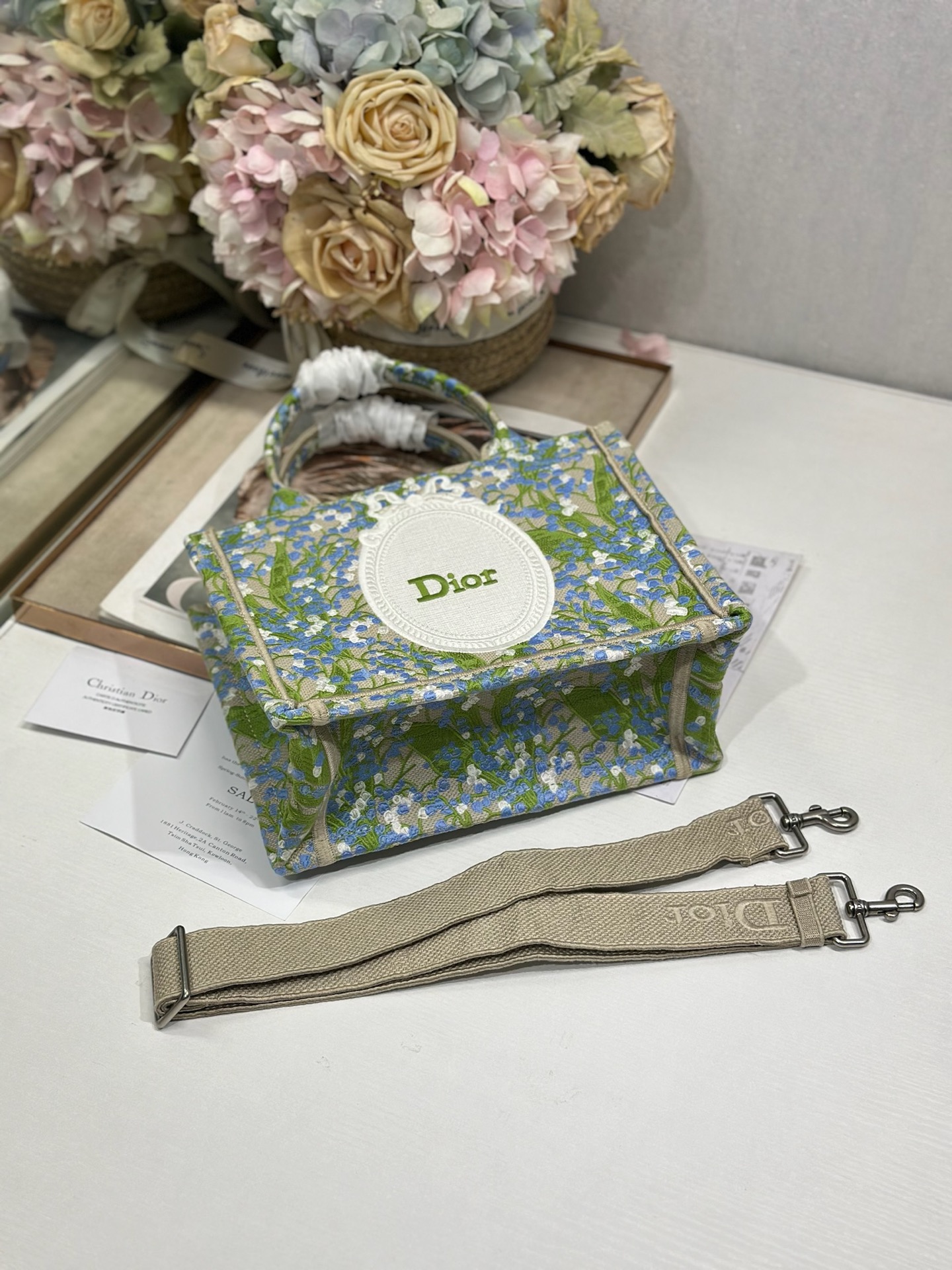 Bagsaaa Small D10r Book Tote with Strap Multicolor Lily of the Valley Embroidery with D10r Médaillon 26.5cm