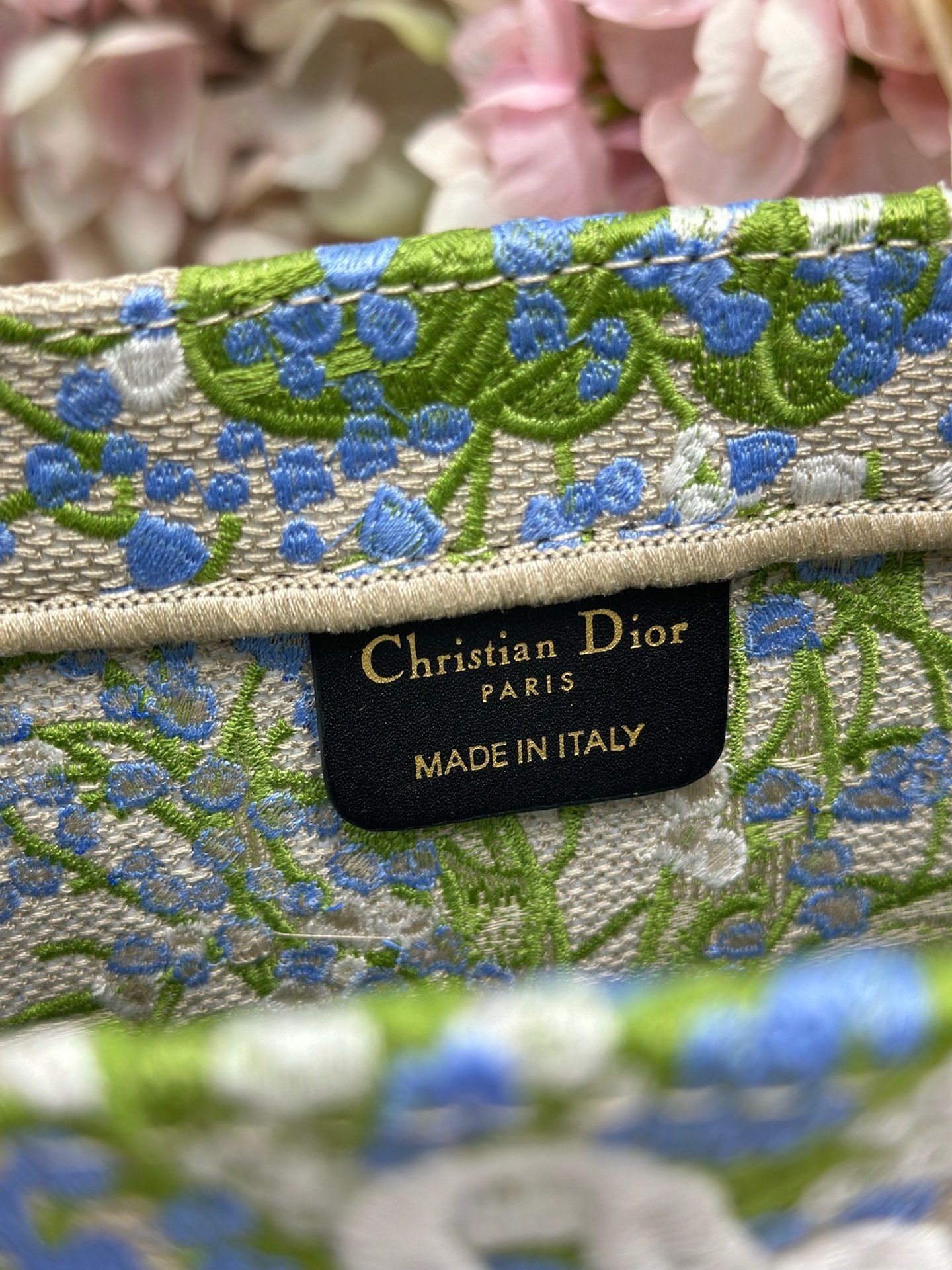 Bagsaaa Small D10r Book Tote with Strap Multicolor Lily of the Valley Embroidery with D10r Médaillon 26.5cm